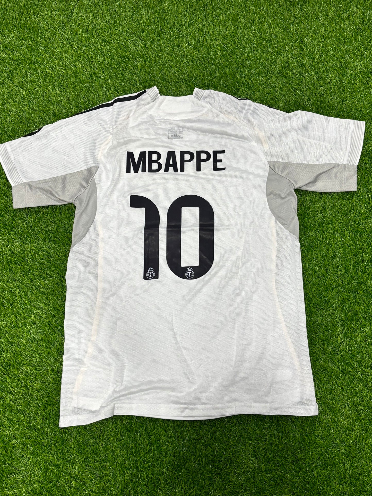 Real Madrid Home shirt (PLAYER VERSION LOGOS)