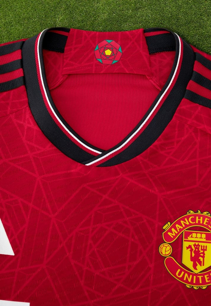manchester united home shirt zoom in on neck